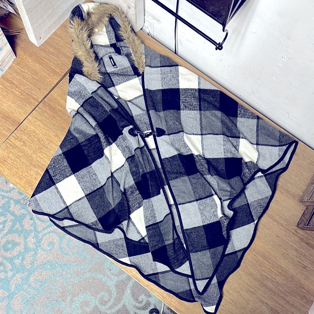 Torrid like new fleece plaid hooded cover up black white toggle front poncho - Picture 1 of 6